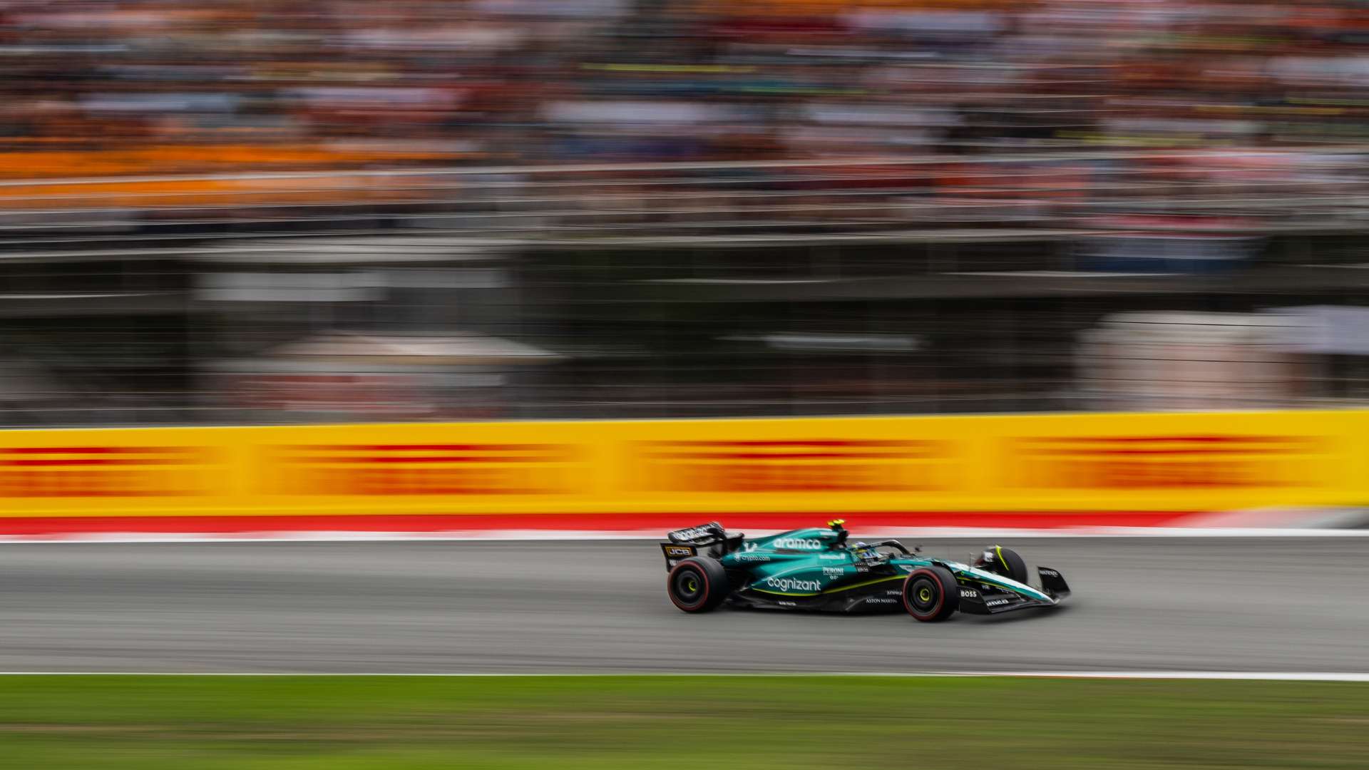 尽管面临外 尽管面临外